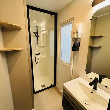 Mobil-home Moderne Avec Cuisine Exterieure A Golfe De Saint-tropez Camping Gassin
