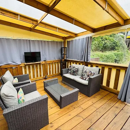 Mobil-home Moderne Avec Cuisine Exterieure A Golfe De Saint-tropez Camping *